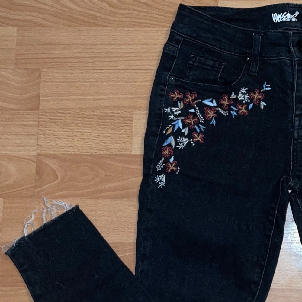 Black Jeans With Floral Embroidery